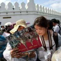 Der Verband thailändischer Reisebüros (Atta) äußerte sich skeptisch gegenüber einem Regierungsvorschlag, chinesischen Touristen kostenlose Visa anzubieten, um die Nachfrage anzukurbeln. Atta nennt wirtschaftliche Schwierigkeiten und eine schwache Währung als Herausforderungen, die diese Initiative wirkungslos machen könnten, insbesondere angesichts von Flug- und Personalmangel.