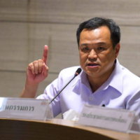 Das Innenministerium gilt als eine der bürokratischsten und hierarchischsten Regierungsbehörden Thailands, und das möchte der neue Innenminister Anutin Charnvirakul ändern. Bei seinem ersten Besuch im Ministerium am Donnerstag machte Anutin deutlich, dass er von nun an mit Beamten und Personal als „ein Team von Brüdern und Schwestern“ zusammenarbeiten werde. „Auf meiner Arbeit möchte ich das Wort ‚Meister‘ nicht hören“, sagte er und bezog sich dabei auf den Brauch, dass untergeordnete Beamte ihre Vorgesetzten als solche bezeichnen.