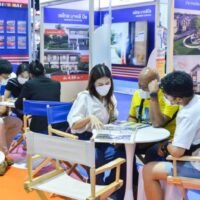 Das Kasikorn Research Center hat Entwickler gewarnt, bei der Einführung neuer Wohnimmobilien aufgrund zunehmender Mengen unverkaufter Bestände, steigender Kosten und einer rückläufigen Bevölkerung vorsichtiger zu sein. Der Wohnimmobilienmarkt steht vor mehreren Herausforderungen, darunter eine gedämpfte Kaufnachfrage aufgrund einer langsamen Erholung der Kaufkraft, eine steigende Verschuldung der privaten Haushalte und anhaltend hohe Zinssätze für Kredite, die wahrscheinlich weiter steigen werden.