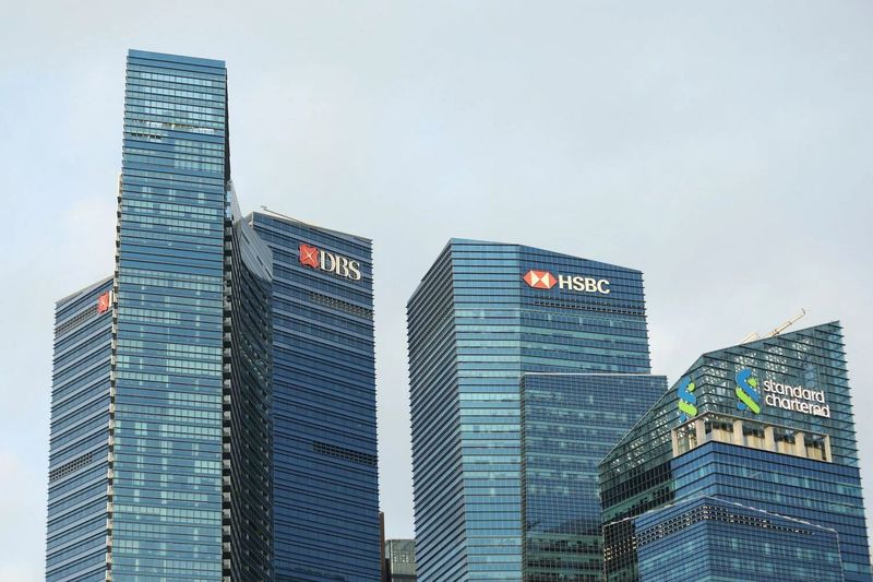 Singapur hat mit einem der größten Geldwäschefälle aller Zeiten zu kämpfen, bei dem es um Vermögenswerte in Höhe von über 1 Milliarde Singapur-Dollar (740 Millionen US-Dollar) geht. Personen, die kürzlich festgenommen und angeklagt wurden, sollen Millionenbeträge aus unerlaubter Kreditvergabe in China und illegalem Glücksspiel bei zahlreichen Banken wie der United Overseas Bank, der Citigroup und den lokalen Einheiten der RHB Bank einbehalten haben. Betrugsversuche mit gefälschten Dokumenten wurden auch bei Banken wie Oversea-Chinese Banking Corp, Standard Chartered und CIMB Bank gemeldet. Singapur hat mit einem der größten Geldwäschefälle aller Zeiten zu kämpfen, bei dem es um Vermögenswerte in Höhe von über 1 Milliarde Singapur-Dollar (740 Millionen US-Dollar) geht. Personen, die kürzlich festgenommen und angeklagt wurden, sollen Millionenbeträge aus unerlaubter Kreditvergabe in China und illegalem Glücksspiel bei zahlreichen Banken wie der United Overseas Bank, der Citigroup und den lokalen Einheiten der RHB Bank einbehalten haben. Betrugsversuche mit gefälschten Dokumenten wurden auch bei Banken wie Oversea-Chinese Banking Corp, Standard Chartered und CIMB Bank gemeldet.