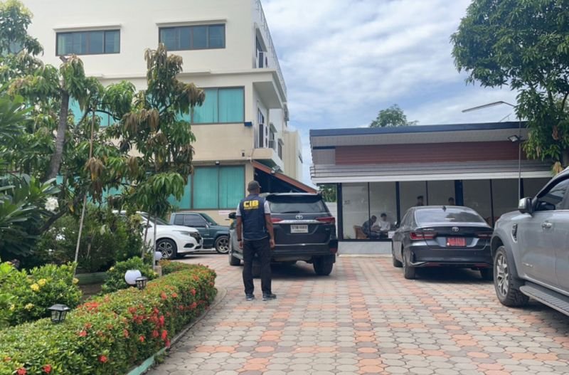 Die Polizei durchsuchte am Donnerstag drei Orte in Nakhon Pathom, darunter eine Wirtschaftsprüfungsgesellschaft, die im Rahmen ihrer Ermittlungen für die Familie von Praween Chanklai, alias „Kamnan Nok“, einem Hauptverdächtigen bei der Ermordung eines Straßenpolizisten in der vergangenen Woche, gearbeitet hat.