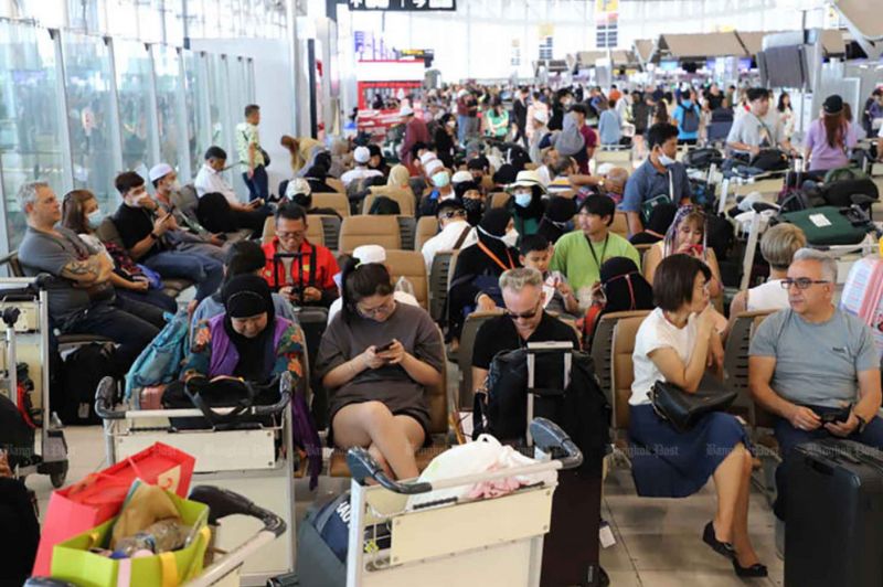 Die Airlines Association of Thailand (AAT) hat dem Vorschlag von Verkehrsminister Suriya Jungrungreangkit zugestimmt, ungenutzte Flugplätze wieder freizugeben, um den kommerziellen Flugverkehr an den Flughäfen auszuweiten.<br /> Laut AAT-Präsident Puttipong Prasarttong-Osoth unterstützt der Verband auch die Bemühungen der Regierung, in Phangnga einen Flughafen zu bauen. Die Airlines Association of Thailand (AAT) hat dem Vorschlag von Verkehrsminister Suriya Jungrungreangkit zugestimmt, ungenutzte Flugplätze wieder freizugeben, um den kommerziellen Flugverkehr an den Flughäfen auszuweiten. Laut AAT-Präsident Puttipong Prasarttong-Osoth unterstützt der Verband auch die Bemühungen der Regierung, in Phangnga einen Flughafen zu bauen.