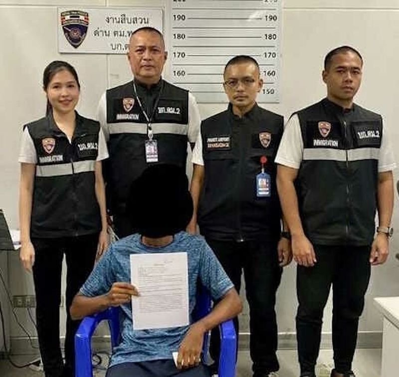 Laut der Facebook Seite des Phuket Immigration Checkpoint, die von der Flughafenabteilung der Phuket Immigration verwaltet wird, wurde diese Woche ein internationaler Besucher am internationalen Flughafen Phuket festgenommen und wegen Überschreitung seines Visums angeklagt. Die Festnahme erfolgte am 30. August, und die Person läuft nun Gefahr, gemäß der „Gute Jungs rein, Bösewichte raus“ Verordnung auf die schwarze Liste gesetzt zu werden.