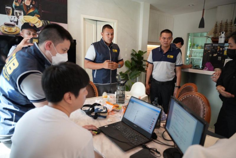 Vier Personen, die angeblich Sexdienstleistungen mit Minderjährigen angeboten hatten, wurden in Bangkok und Samut Prakan festgenommen, teilte die Polizei am Samstag mit. Beamte der Anti-Trafficking in Persons Division (ATPD) verhafteten zwei der Verdächtigen, Noppadol Chanthong (40) und Khachaporn Khlainakpheuk (51), auf der Grundlage von Haftbefehlen, die das Strafgericht am 6. September erlassen hatte.