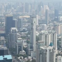 Eine Luftaufnahme von Grundstücken und Gebäuden in Bangkok. Der Premierminister wies am Montag das Finanzministerium an, die neue Grund- und Gebäudesteuer sowie die Erbschaftssteuer zu überprüfen. (Bangkok Post-Archivfoto)