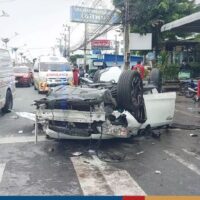 Ein Ausländer wurde verletzt und bewusstlos ins Krankenhaus eingeliefert, nachdem er gestern am Freitag in der Ostküstenprovinz Chonburi angeblich mit seinem Auto vier andere Fahrzeuge gerammt hatte, als er gegen den Verkehr fuhr, sagten Zeugen. Bei dem Unfall wurden fünf weitere Personen verletzt, darunter auch ein vierjähriger Junge.