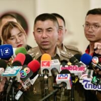 Wenn er sich zu Wort meldet, warnte der stellvertretende Polizeichef Surachate Hakparn „Big Joke“, würde die gesamte Polizei zusammenbrechen. Er könnte sich möglicherweise nicht mehr irren. Die gesamte Polizei brach in dem Moment zusammen, als er diesen Satz aussprach. Es spielt keine Rolle, ob er politisch verfolgt wird, ob er etwas weiß, ob er nur eine leere Drohung ausspricht. Was er sagte, verheißt nichts Gutes für ihn selbst und für die Polizei.