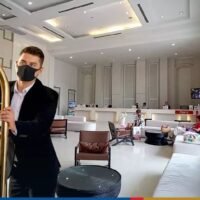 Die kürzlich von der neuen Regierung angekündigte Erhöhung des Mindestlohns auf 400 Baht pro Tag hat in verschiedenen Branchen unterschiedliche Reaktionen ausgelöst. Während einige darin einen positiven Schritt zur Ankurbelung der Gesamtwirtschaft und zur Verbesserung des finanziellen Wohlergehens der Arbeitnehmer sehen, sind andere besorgt über die Auswirkungen auf die Produktionskosten und Verbraucherpreise.