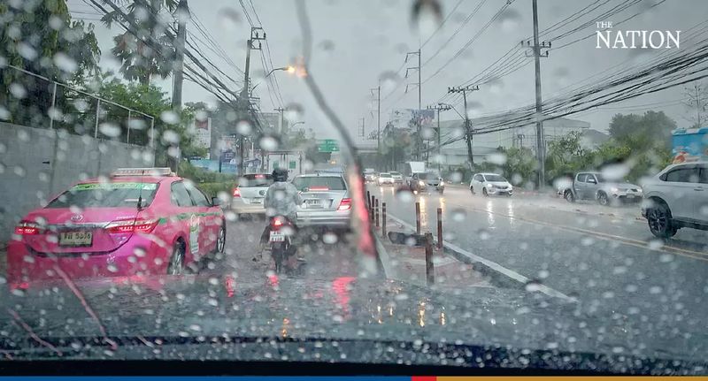 Sturzfluten und Flussüberschwemmungen haben nach starken Regenfällen am Wochenende 27 Dörfer in acht Bezirken der nördlichen Provinz Chiang Mai überschwemmt, wie das Public Disaster Prevention and Mitigation Office (PDPM) der Provinz mitteilte.