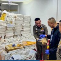 Der stellvertretende Chef der nationalen Polizei, General Torsak Sukwimol, leitete am Mittwoch eine Razzia in einem Stadthaus in der Provinz Nakhon Pathom, das im Verdacht stand, ein Versteck einer der größten Drogenbanden des Landes zu sein, und beschlagnahmte Drogen im Wert von mehr als 300 Millionen Baht.
