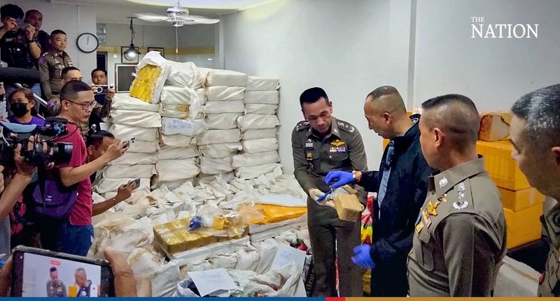 Der stellvertretende Chef der nationalen Polizei, General Torsak Sukwimol, leitete am Mittwoch eine Razzia in einem Stadthaus in der Provinz Nakhon Pathom, das im Verdacht stand, ein Versteck einer der größten Drogenbanden des Landes zu sein, und beschlagnahmte Drogen im Wert von mehr als 300 Millionen Baht.