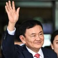 Thaksin Shinawatra, der derzeit eine Gefängnisstrafe verbüßt, wurde letzte Woche operiert und befindet sich in Genesung, wie seine jüngste Tochter Paetongtarn gestern (Dienstag) mitteilte. Sie lehnte es ab, weitere Details preiszugeben, und sagte, sie werde sich mit seinen Ärzten beraten, die den Grund für die Operation am besten erklären könnten.
