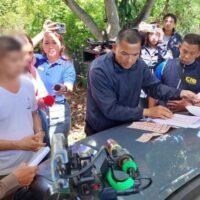 Ein Polizist wurde wegen Bestechung verhaftet, nachdem er 100.000 THB als Gegenleistung für die Einstellung einer Anklage verlangt hatte. Am 20. September 2023 verhafteten Beamte des Büros der Nationalen Antikorruptionskommission zusammen mit verwandten Beamten Polizeioberstleutnant Nattapon Pongsanuwat von der Polizeistation Khok Samrong in der Provinz Lopburi.