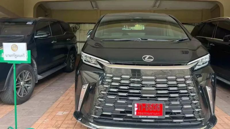Premierminister Srettha Thavisin kam am Dienstag Morgen (5. September) um 10.30 Uhr in seinem neuen Luxus-Van Lexus LM350H Executive mit dem roten Nummernschild Kor 6506 im Regierungsgebäude an, als er sich darauf vorbereitete, seine Kabinettsmitglieder dazu zu bringen, Seiner Majestät dem König in der Amphorn Sathan Residential Hall oder Ambara Villa im Dusit-Palast einen Treueid zu schwören. Premierminister Srettha Thavisin kam am Dienstag Morgen (5. September) um 10.30 Uhr in seinem neuen Luxus-Van Lexus LM350H Executive mit dem roten Nummernschild Kor 6506 im Regierungsgebäude an, als er sich darauf vorbereitete, seine Kabinettsmitglieder dazu zu bringen, Seiner Majestät dem König in der Amphorn Sathan Residential Hall oder Ambara Villa im Dusit-Palast einen Treueid zu schwören.