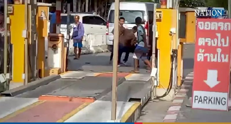 Am Kap Bali Hai in Pattaya kam es zu einem Faustkampf zwischen zwei Gruppen von Schnellbootbetreibern, als sie um Kunden kämpften, die eine schnelle Fahrt nach Ko Larn wollten.<br /> Laut einem Anwohner war es bereits ihr zweiter Kampf an diesem Tag.<br /> Der zweite Kampf brach um 17 Uhr im Bezirk Bang Lamung in Chonburi aus. Zwei Gruppen von Schnellbootführern fingen an, sich gegenseitig anzuschreien, bevor ihre Fäuste zu fliegen begannen. Am Kap Bali Hai in Pattaya kam es zu einem Faustkampf zwischen zwei Gruppen von Schnellbootbetreibern, als sie um Kunden kämpften, die eine schnelle Fahrt nach Ko Larn wollten. Laut einem Anwohner war es bereits ihr zweiter Kampf an diesem Tag. Der zweite Kampf brach um 17 Uhr im Bezirk Bang Lamung in Chonburi aus. Zwei Gruppen von Schnellbootführern fingen an, sich gegenseitig anzuschreien, bevor ihre Fäuste zu fliegen begannen.