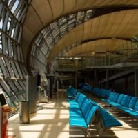 Ein 53-jähriger Schweizer Tourist erlitt gestern Abend ein tragisches Ende, als er aus einem Parkhaus am internationalen Flughafen Phuket stürzte. Der Leiter der Polizeistation Sakhu , Polizeioberst Salan Santisatsanakul, berichtete, dass die Polizei gegen 19.30 Uhr über den Sturz des Ausländers alarmiert worden sei. Als die Beamten am Tatort eintrafen, entdeckten sie Blutspuren im Erdgeschoss des Parkhauses.