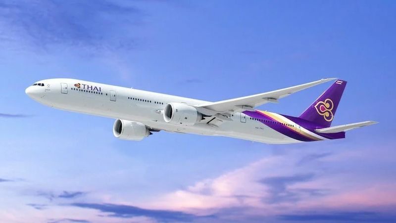 Thai Airways International (THAI) Public Company Limited gab heute mehrere betriebliche Änderungen bekannt. THAI wird Airbus A320 Flugzeuge für Strecken einsetzen, die früher von THAI Smile Airways verwaltet wurden: Ahmedabad, Kaohsiung und Penang. Die A320 werden auch nach Kalkutta fliegen, einer Route, die derzeit von THAI betrieben wird. Die Änderungen beginnen am 1. September für Ahmedabad und am 15. Oktober für Kalkutta. Thai Airways International (THAI) Public Company Limited gab heute mehrere betriebliche Änderungen bekannt. THAI wird Airbus A320 Flugzeuge für Strecken einsetzen, die früher von THAI Smile Airways verwaltet wurden: Ahmedabad, Kaohsiung und Penang. Die A320 werden auch nach Kalkutta fliegen, einer Route, die derzeit von THAI betrieben wird. Die Änderungen beginnen am 1. September für Ahmedabad und am 15. Oktober für Kalkutta.