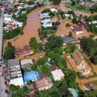 Premierminister Srettha Thavisin ordnete am Samstag (30. September) eine sofortige Reaktion auf die Überschwemmungen an, die derzeit in mehreren Provinzen in Oberthailand auftreten. Der nördliche Abfluss des Yom-Flusses wird voraussichtlich weitere Überschwemmungen in den flussabwärts gelegenen Provinzen, darunter Sukhothai und Phitsanulok, auslösen.