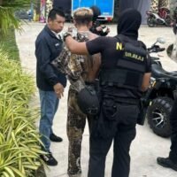 Mehreren Ausländern wurde eine lebenslange Sperre auferlegt, nachdem bei einem Vorfall in Phuket mehrere Beamte der Einwanderungsbehörde verletzt worden waren, als die Ausländer versuchten, die Beamten der Einwanderungsbehörde davon abzuhalten, einen Durchsuchungsbefehl für ein Grundstück auszuhändigen, um einen gesuchten indischen Staatsbürger zu suchen und zu verhaften.