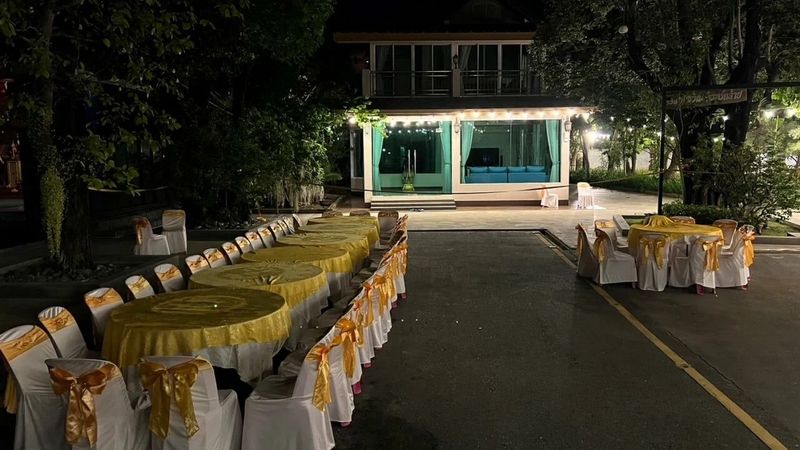 Nach dem tragischen Tod von Polizeimajor Siwakorn Saibua überprüfte der stellvertretende Kommissar der Royal Thai Police (RTP), Surachate „ Big Joke “ Hakparn, CCTV-Aufnahmen aus dem Haus des Gemeindevorstehers Praween Chanklai , auch bekannt als Nok, und fand dass die Polizeibeamten vor Ort über die Umstände des Vorfalls gelogen haben. Nach dem tragischen Tod von Polizeimajor Siwakorn Saibua überprüfte der stellvertretende Kommissar der Royal Thai Police (RTP), Surachate „ Big Joke “ Hakparn, CCTV-Aufnahmen aus dem Haus des Gemeindevorstehers Praween Chanklai , auch bekannt als Nok, und fand dass die Polizeibeamten vor Ort über die Umstände des Vorfalls gelogen haben.