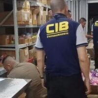 Beamte des Central Investigation Bureau (CIB) begaben sich gestern zu einer ziemlich spannenden Mission in einem Luxushaus im Bangkoker Stadtteil Lat Krabang, wo sie 18.000 aus China importierte Sexspielzeuge beschlagnahmten. Ein Chinese und seine thailändische Frau wurden während der Razzia wegen illegaler Einfuhr und Verkauf von Sexspielzeugen verhaftet