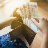 Ein 70-jähriger thailändischer Milliardär beschuldigte seine freiberufliche Prostituierte, ihn 18 Jahre lang betrogen und bestohlen zu haben , nachdem sein Vermögen von Milliarden auf knapp 10 Millionen Baht geschrumpft war. Der Mann behauptet, seine 45-jährige Partnerin habe ihn dazu verleitet, sein Luxusauto und sein Eigentum zu verkaufen. Der thailändische Milliardär meldete den Fall der Polizei, in der Hoffnung, sein Vermögen zurückzufordern, und erklärte, dass er keine Angst vor möglicher Kritik habe.