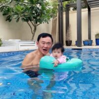 Es stellt sich heraus, dass ein Foto von Thaksin Shinawatra, der mit einem Enkelkind in einem Schwimmbad spielt, vor zwei Jahren aufgenommen wurde und nicht irgendwann seit der Rückkehr des Ex-Premierministers nach Thailand, wie ein ehemaliger Politiker am Freitag behauptete.