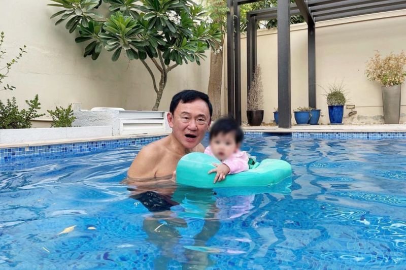 Es stellt sich heraus, dass ein Foto von Thaksin Shinawatra, der mit einem Enkelkind in einem Schwimmbad spielt, vor zwei Jahren aufgenommen wurde und nicht irgendwann seit der Rückkehr des Ex-Premierministers nach Thailand, wie ein ehemaliger Politiker am Freitag behauptete.