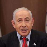 Der israelische Ministerpräsident Benjamin Netanjahu hat sich am Mittwoch mit einem Top-Rivalen zusammengetan, um ein Kriegskabinett zu bilden, das den Kampf um die Rache für den Wochenendangriff der Hamas-Kämpfer überwachen soll. Netanjahu versprach, die Hamas „zerschlagen und zerstören“ zu wollen. „Jedes Hamas Mitglied ist ein toter Mann“, sagte er in einer Fernsehansprache.
