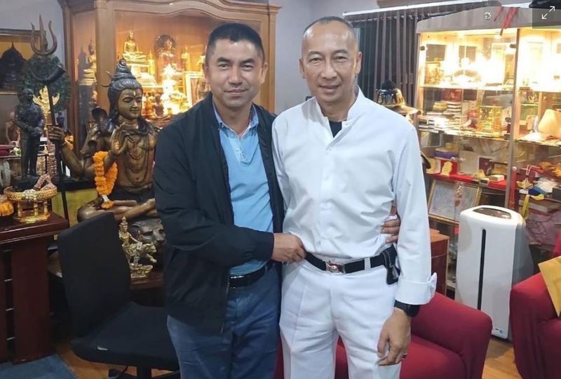 Die Königlich Thailändische Polizei (RTP) ist auf einen neuen Tiefpunkt gestürzt, als das Rennen um den Spitzenposten zwischen den Großen, Polizeigeneral Torsak Sukvimol und seinem Rivalen Polizeigeneral Surachate „Big Joke“ Hakparn, hässlich geworden ist. Das jüngste Drama, das am 25. September mit einer Razzia der Polizei-Cyber-Taskforce im Haus von Polizeigeneral Surachate begann, schockierte die thailändische Gesellschaft Die Königlich Thailändische Polizei (RTP) ist auf einen neuen Tiefpunkt gestürzt, als das Rennen um den Spitzenposten zwischen den Großen, Polizeigeneral Torsak Sukvimol und seinem Rivalen Polizeigeneral Surachate „Big Joke“ Hakparn, hässlich geworden ist. Das jüngste Drama, das am 25. September mit einer Razzia der Polizei-Cyber-Taskforce im Haus von Polizeigeneral Surachate begann, schockierte die thailändische Gesellschaft