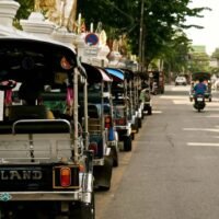 Die thailändische Regierung wurde von Hoteliers und Tourismusunternehmern in Chiang Mai nach der Schießerei im Einkaufszentrum Siam Paragon am 3. Oktober aufgefordert, die Waffenkontrollmaßnahmen zu verschärfen. Der Vorfall, bei dem drei Menschen, darunter ein chinesischer Tourist, ums Leben kamen und vier weitere verletzt wurden, hat das Vertrauen chinesischer Reisender in Thailand erschüttert