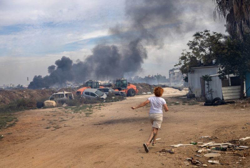 Die Rekonstruktion der Ereignisse in Israel liefert Einzelheiten darüber, wie überraschend gut die Eindringlinge vorbereitet waren.<br /> Entlang der Israel-Gaza Grenze – Die zehn bewaffneten Männer aus Gaza wussten genau, wie sie das israelische Geheimdienstzentrum finden – und wie sie hineinkommen. Die Rekonstruktion der Ereignisse in Israel liefert Einzelheiten darüber, wie überraschend gut die Eindringlinge vorbereitet waren. Entlang der Israel-Gaza Grenze – Die zehn bewaffneten Männer aus Gaza wussten genau, wie sie das israelische Geheimdienstzentrum finden – und wie sie hineinkommen.