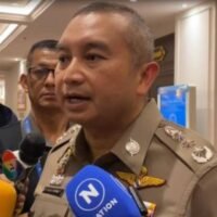 Die Königliche Thailändische Polizei ist in höchster Alarmbereitschaft, da die Reformkoalition damit droht, den 14. Stock des Polizeikrankenhauses zu inspizieren, wo Thaksin Shinawatra, der ehemalige Premierminister, außerhalb des Gefängnisses behandelt wird. Dies geschah, nachdem Verdachtsmomente hinsichtlich seiner Absicht aufkamen, seine Behandlungszeit außerhalb der Haft zu verlängern, berichtete Thai Rath .