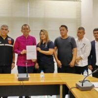 Über 100 Betreiber öffentlicher Verkehrsmittel, darunter Taxifahrer mit Taxameter, Taxis mit grünem Kennzeichen und Fahrer von Personentransportern, versammelten sich gestern in der Phuket Provincial Hall, um sich offiziell zu beschweren. Sie fordern, dass die Provinzregierung von Phuket energischer gegen illegale private Autodienste vorgeht, die über Taxi-Apps auf der Insel betrieben werden.