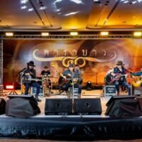 Die legendäre Carabao Rockband, die thailändische Fans seit mehr als vier Jahrzehnten mit ihren äußerst beliebten Liedern unterhält, hat beschlossen, sich im kommenden März aufzulösen. Ihr letztes Konzert ist laut Yuenyong Opakul, der Anführer und Leadsänger der Band, auch bekannt als „Add“, für den 1. April nächsten Jahres geplant.