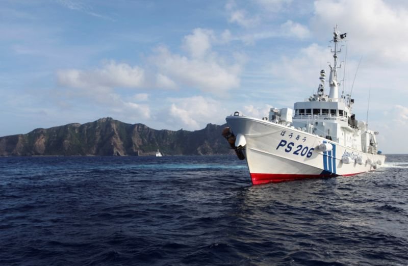 Chinesische und japanische Küstenwacheschiffe sind in den Gewässern um die umstrittenen Inseln im Ostchinesischen Meer gegeneinander angetreten, teilten beide Länder am Dienstag mit. China sagte, es habe am Montag mehrere japanische Schiffe vertrieben, die „illegal“ in die Hoheitsgewässer rund um die Inseln, die es Diaoyu nennt, eingedrungen seien, und es forderte Japan auf, alle „illegalen Aktivitäten“ in der Region einzustellen.