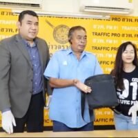 In Bangkok ereignete sich ein lobenswerter Akt der Ehrlichkeit, als ein 85-jähriger Mann mit seiner verlorenen Tasche mit Bargeld und fünf Goldbarren im Wert von fast 200.000 Baht wiedervereint wurde. Der ältere Herr hatte versehentlich seine Sachen in einem Taxi zurückgelassen, nachdem er auf der Silom Road ausgestiegen war.