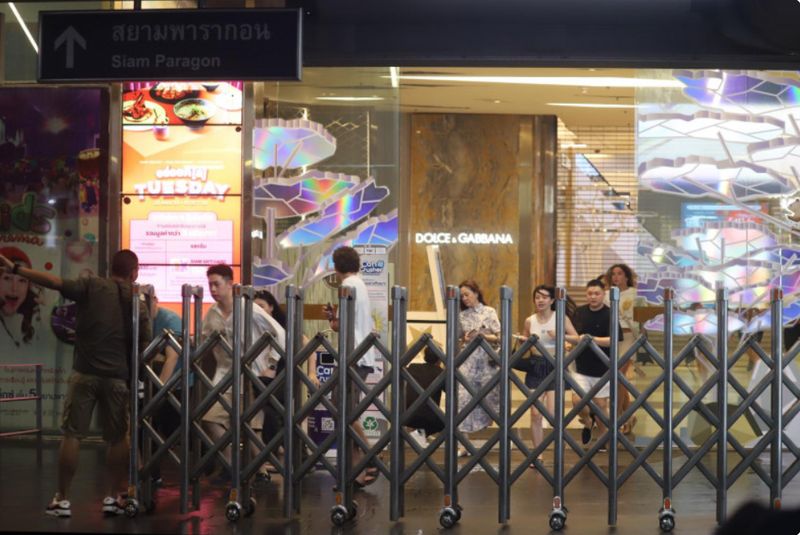 Eine Überlebende des Schießangriffs auf das Einkaufszentrum Siam Paragon erinnerte sich an den Moment, als sie dem 14-jährigen Schützen gegenüberstand, als sie eine Rolltreppe hinauflief.<br /> Sie dachte, sie flüchtete an einen sicheren Ort. Stattdessen sah sie den Jungen am anderen Ende der Rolltreppe stehen. Er drehte sich zu ihr um und feuerte sofort seine Waffe ab. Eine Überlebende des Schießangriffs auf das Einkaufszentrum Siam Paragon erinnerte sich an den Moment, als sie dem 14-jährigen Schützen gegenüberstand, als sie eine Rolltreppe hinauflief. Sie dachte, sie flüchtete an einen sicheren Ort. Stattdessen sah sie den Jungen am anderen Ende der Rolltreppe stehen. Er drehte sich zu ihr um und feuerte sofort seine Waffe ab.