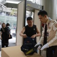 Die Regierung hat zugesichert, dass die Sicherheitsmaßnahmen verstärkt werden, um das Vertrauen ausländischer Touristen nach der Schießerei in Siam Paragon wiederherzustellen. Premierminister Srettha Thavisin gab diese Zusicherungen ab, nachdem er von chinesischen Medien zu der Schießerei am Dienstag befragt worden war, bei der zwei Ausländer, ein Chinese und eine Person aus Myanmar ums Leben kamen und fünf weitere Personen verletzt wurden – ein Chinese, ein Laot und drei Thailänder.