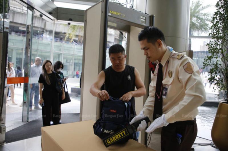 Die Regierung hat zugesichert, dass die Sicherheitsmaßnahmen verstärkt werden, um das Vertrauen ausländischer Touristen nach der Schießerei in Siam Paragon wiederherzustellen.<br /> Premierminister Srettha Thavisin gab diese Zusicherungen ab, nachdem er von chinesischen Medien zu der Schießerei am Dienstag befragt worden war, bei der zwei Ausländer, ein Chinese und eine Person aus Myanmar ums Leben kamen und fünf weitere Personen verletzt wurden – ein Chinese, ein Laot und drei Thailänder. Die Regierung hat zugesichert, dass die Sicherheitsmaßnahmen verstärkt werden, um das Vertrauen ausländischer Touristen nach der Schießerei in Siam Paragon wiederherzustellen. Premierminister Srettha Thavisin gab diese Zusicherungen ab, nachdem er von chinesischen Medien zu der Schießerei am Dienstag befragt worden war, bei der zwei Ausländer, ein Chinese und eine Person aus Myanmar ums Leben kamen und fünf weitere Personen verletzt wurden – ein Chinese, ein Laot und drei Thailänder.