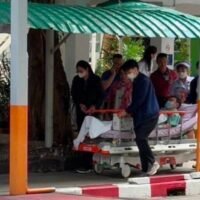 Erregt Aufsehen: Ein in den sozialen Medien verbreitetes Foto zeigt, wie der ehemalige Premierminister Thaksin Shinawatra am Freitag aus seinem Zimmer im Polizeikrankenhaus gebracht wird, um sich einer CT- und MRT-Untersuchung zu unterziehen.