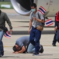 Ein thailändischer Arbeiter wirft sich auf dem Rollfeld des Flughafens nieder, nachdem er am Sonntag aus dem Flugzeug der Luftwaffe gestiegen ist, das mit thailändischen Arbeitern zurückgeflogen ist, die wegen des Israel-Hamas-Konflikts gestrandet sind. Insgesamt 139 thailändische Rückkehrer, drei davon Frauen, kehrten mit dem jüngsten Rückführungsflug zurück.