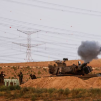 Israel bombardierte am Sonntag die palästinensische Enklave Gaza und tötete Hunderte Menschen als Vergeltung für einen der blutigsten Angriffe in seiner Geschichte, als die islamistische Gruppe Hamas 700 Israelis tötete und Dutzende weitere entführte.