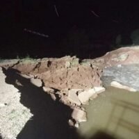 Ein Erdrutschvorfall in der Nähe der Schleuse des Chi-Flusses in der Provinz Chaiyaphum führte zu einer dramatischen Rettung. Gestern entkamen fünf Einheimische nur knapp dem Tod, als der Boden nachgab und gleich mehrere Motorräder in den Fluss stürzten. Das unerwartete Ereignis ereignete sich in Bueng Lahan (Yai Kaew-Kanal), Unterbezirk Nong Bua Ban, im Bezirk Chatturat.