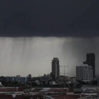 Das Thailand Meteorological Department (TMD) gab Sturmwarnungen für 35 Provinzen in ganz Thailand heraus, wobei Bangkok voraussichtlich die Hauptlast tragen wird und 80 % des Gebiets voraussichtlich schwer getroffen werden. Die Öffentlichkeit wird aufgefordert, wachsam zu bleiben, da die starken Regenfälle zu plötzlichen Sturzfluten führen können.