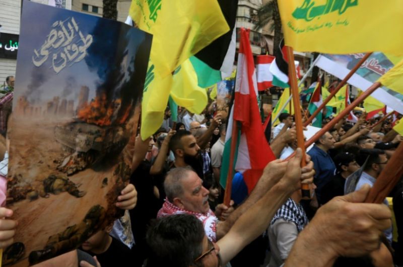 Der Konflikt zwischen Israel und Hamas-Kämpfern hat globale Auswirkungen: Großbritannien, Kanada, Frankreich und Deutschland verstärken die Sicherheit rund um potenzielle jüdische Ziele und in Städten auf der ganzen Welt kommt es zu pro-palästinensischen Demonstrationen. Der Konflikt zwischen Israel und Hamas-Kämpfern hat globale Auswirkungen: Großbritannien, Kanada, Frankreich und Deutschland verstärken die Sicherheit rund um potenzielle jüdische Ziele und in Städten auf der ganzen Welt kommt es zu pro-palästinensischen Demonstrationen.
