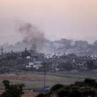 Ein Mob, der nach Israelis und Juden suchte, überrannte gestern am Sonntag einen Flughafen in der russischen Kaukasusrepublik Dagestan, nachdem Gerüchte die Runde machten, dass ein Flug aus Israel ankommen würde. Die Gewalt in der überwiegend muslimischen Region, die während des Krieges zwischen Israel und der Hamas in Gaza ausbrach, veranlasste Israel, Russland zum Schutz seiner Bürger aufzufordern.