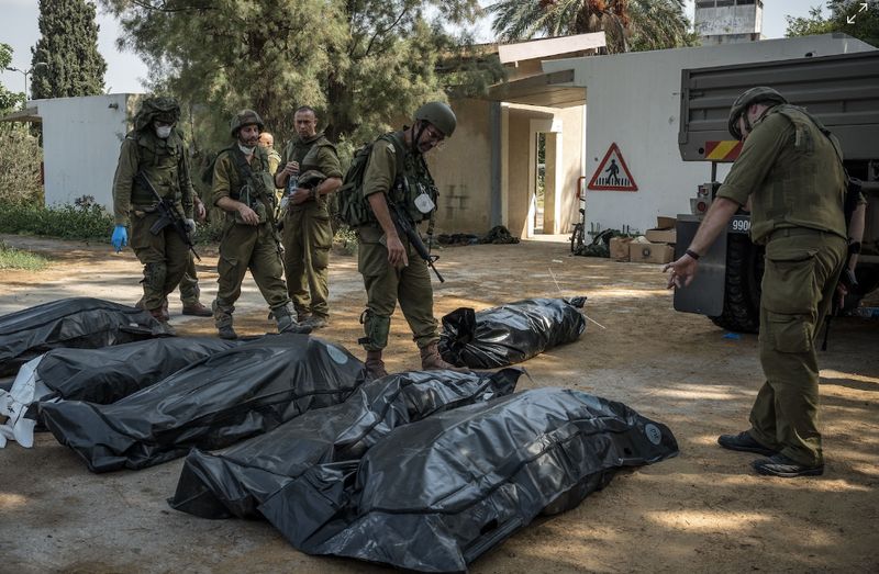 Die Rekonstruktion der Ereignisse in Israel liefert Einzelheiten darüber, wie überraschend gut die Eindringlinge vorbereitet waren.<br /> Entlang der Israel-Gaza Grenze – Die zehn bewaffneten Männer aus Gaza wussten genau, wie sie das israelische Geheimdienstzentrum finden – und wie sie hineinkommen. Die Rekonstruktion der Ereignisse in Israel liefert Einzelheiten darüber, wie überraschend gut die Eindringlinge vorbereitet waren.Entlang der Israel-Gaza Grenze – Die zehn bewaffneten Männer aus Gaza wussten genau, wie sie das israelische Geheimdienstzentrum finden – und wie sie hineinkommen.