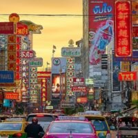 Thailand ist eines der meistbesuchten Länder Asiens und es ist leicht zu verstehen, warum. Die Menschen sind freundlich, das Essen köstlich, die Kultur wunderschön und die Natur atemberaubend. Aber wenn Sie das Land zum ersten Mal besuchen, ist die Sicherheit wahrscheinlich eines Ihrer Hauptsorgen, insbesondere wenn Sie eine Frau oder Alleinreisende sind. Ist Thailand also sicher? Hier finden Sie alles, was Sie über Sicherheit in Thailand im Jahr 2023 wissen müssen.