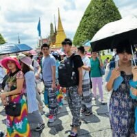 Die Wirtschaftsabteilung des Ministeriums für Tourismus und Sport berichtete, dass die Zahl der chinesischen Touristen in Thailand letzte Woche im Vergleich zur Vorwoche um 75.093 gesunken sei. Das Ministerium sagte, Thailand habe letzte Woche 497.966 ausländische Touristen empfangen. Das waren 54.453 oder 9,86 % weniger als in der Vorwoche. Die Zahl ausländischer Touristen im Land ging zurück, insbesondere chinesische Touristen. Dies ist wahrscheinlich auf den chinesischen Feiertag „Goldene Woche“ vom 1. bis 7. Oktober zurückzuführen.
